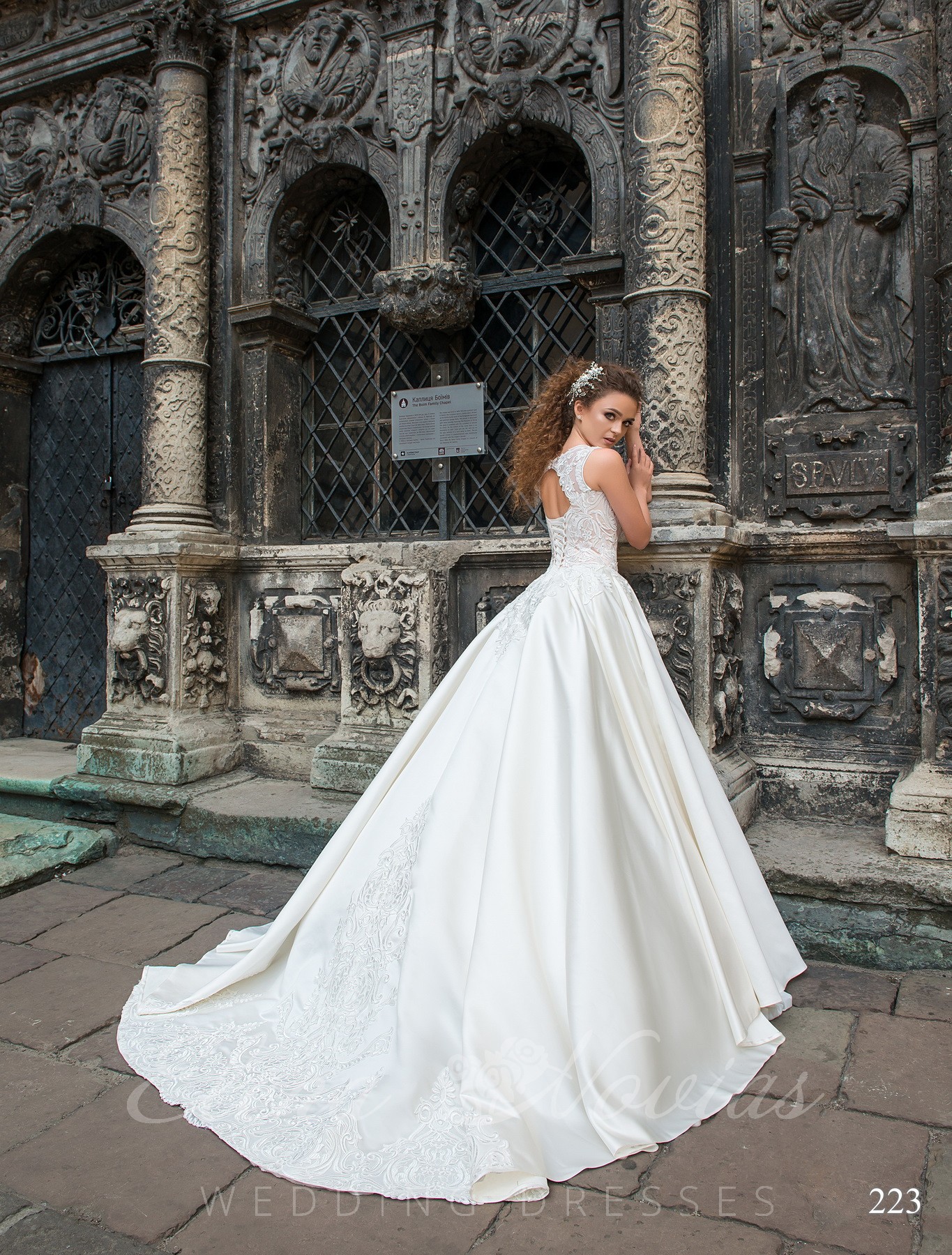 Атласное свадебное платье модель